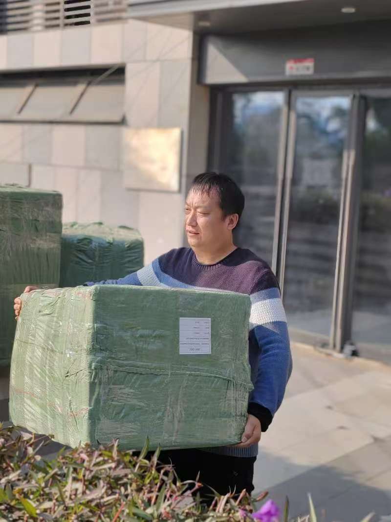 Jiahui Sourcing team managing heavy goods and shipment preparation