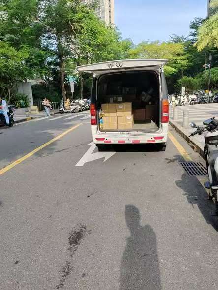 Van loaded with daily dropshipping parcels for order fulfillment China