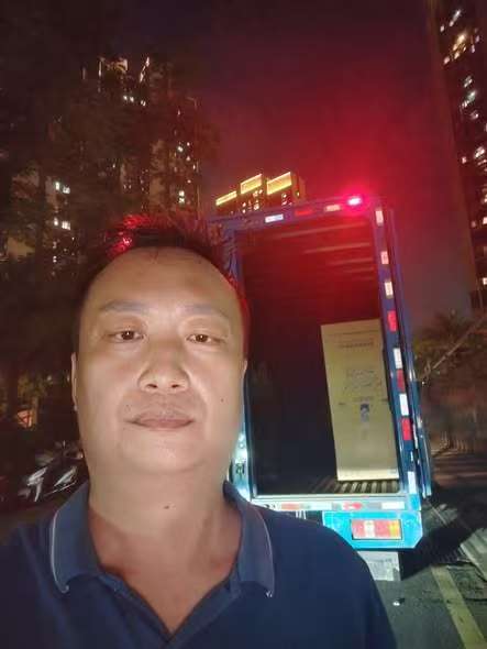 Expert managing late-night China freight forwarding operations