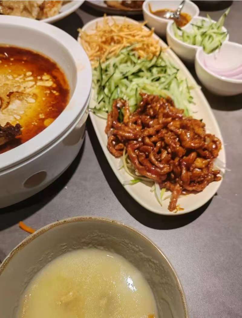 Business lunch with Chinese supplier to build strong relationships and trust