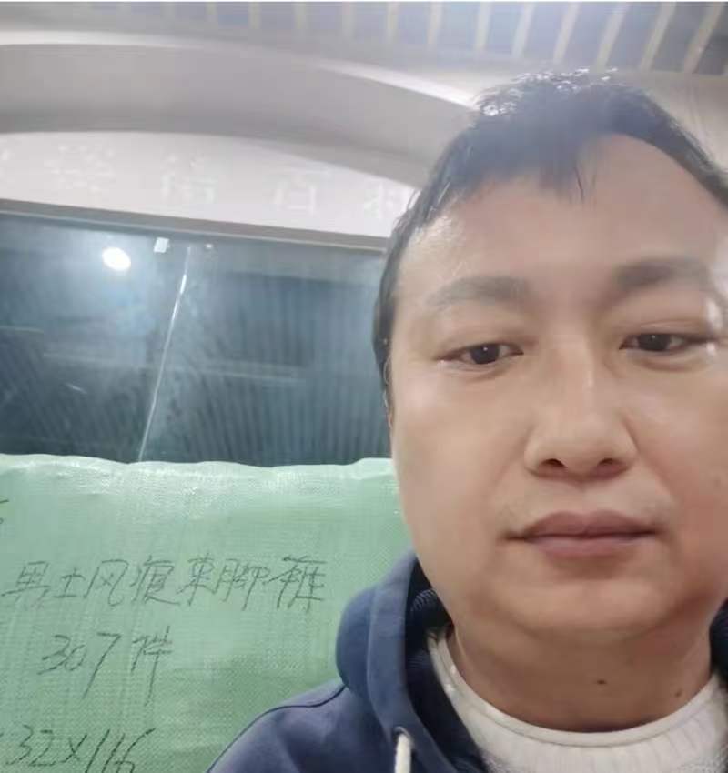 Jiahui Sourcing agent conducting on-site clothing inspection
