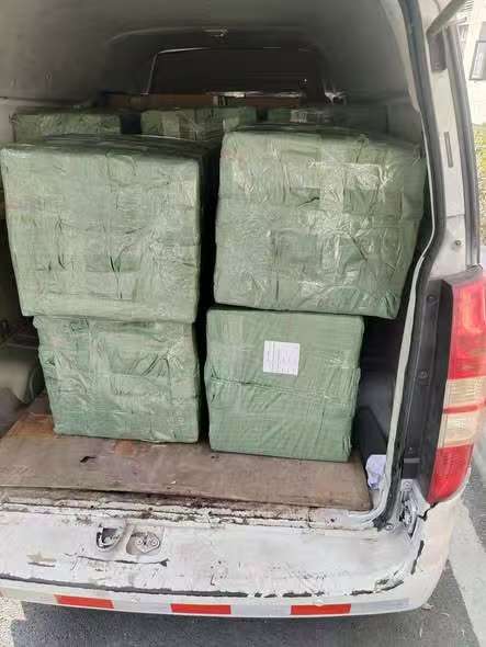 Loading van for fast international shipping from China