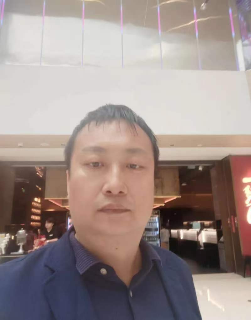Jiahui Sourcing founder Yan networking with local factory partners