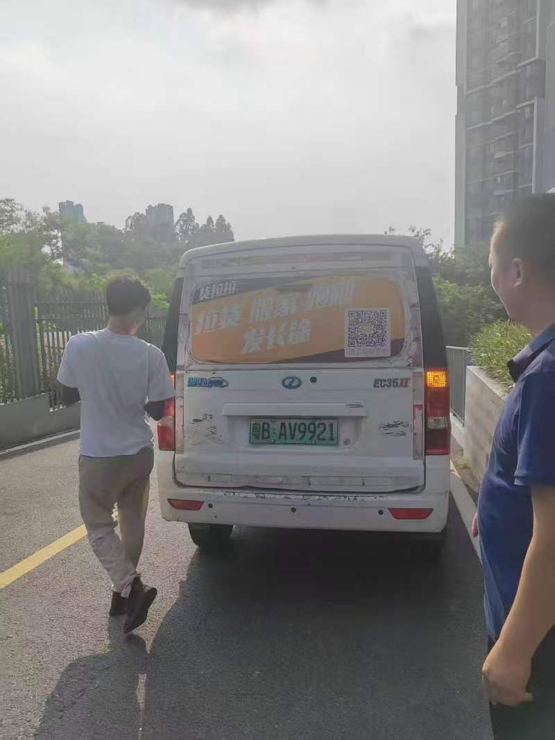 Logistics forwarder arriving for a battery electronics sourcing pickup.