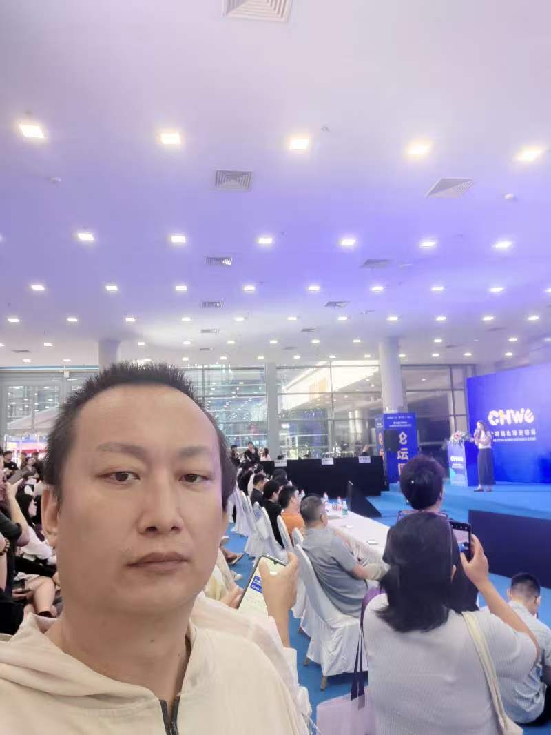 Sitting in an industry forum at the CHWE cross-border ecommerce exhibition