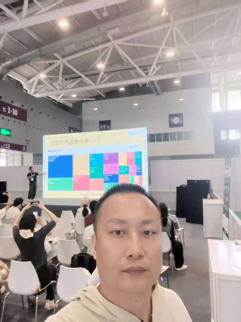 Sitting in a global market analysis forum at the CCBEC Shenzhen Expo