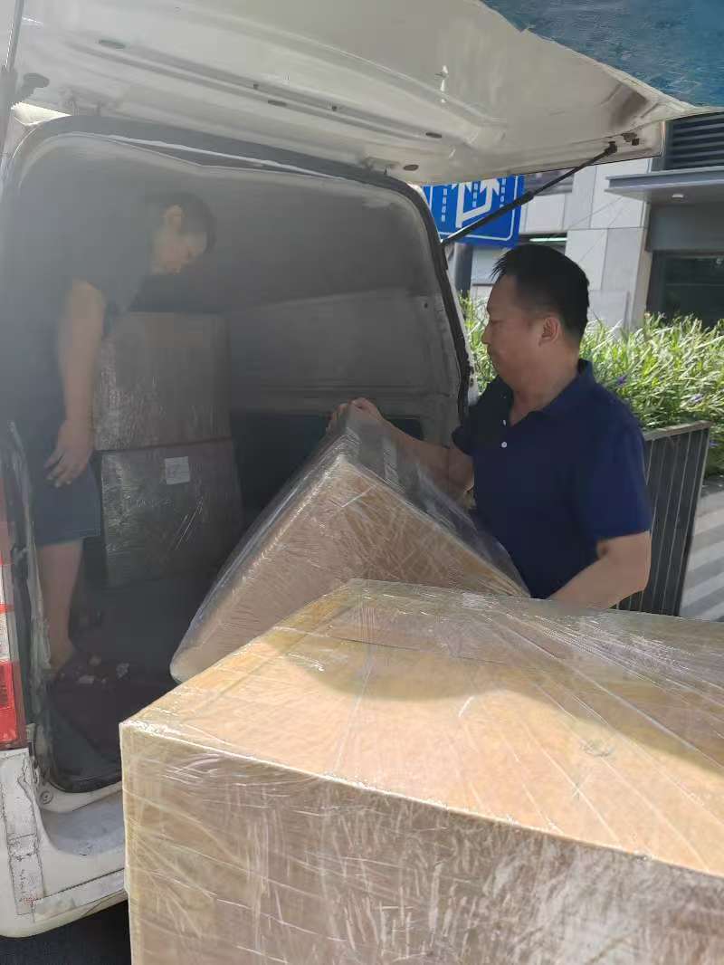 Loading consolidated home appliance shipments into a logistics van